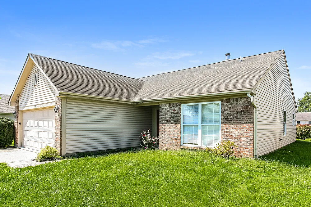 3 bed, 2.0 bath, 1370 sqft, $1,930 — Photo 3