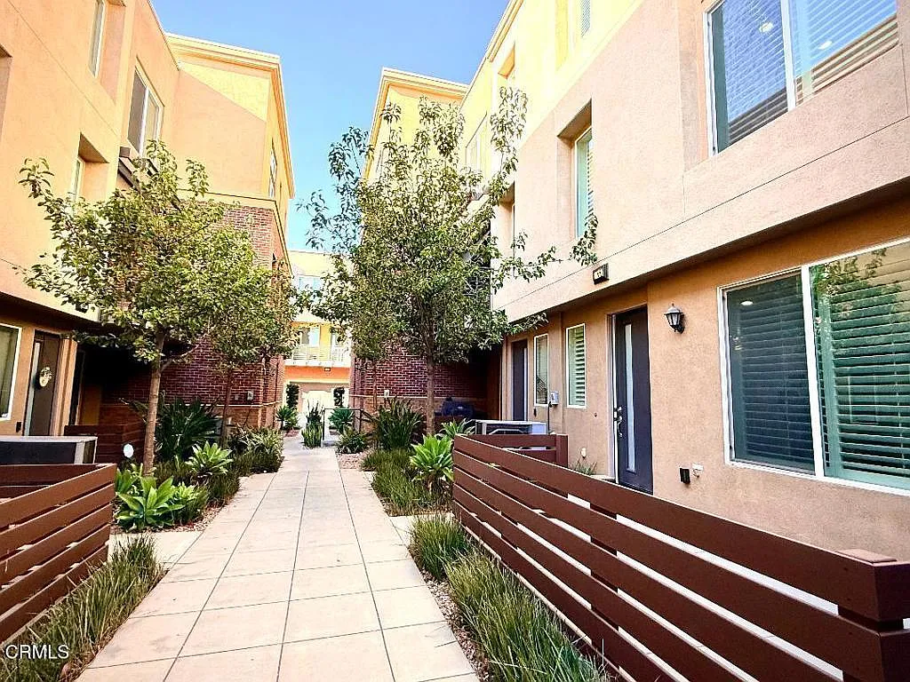 3 bed, 2.5 bath, 1620 sqft, $3,200 — Photo 4