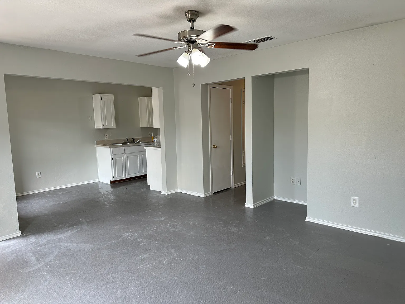 3 bed, 1024 sqft, $1,300 — Photo 3