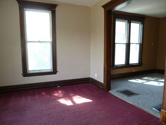 4th image of 129 E Washington St