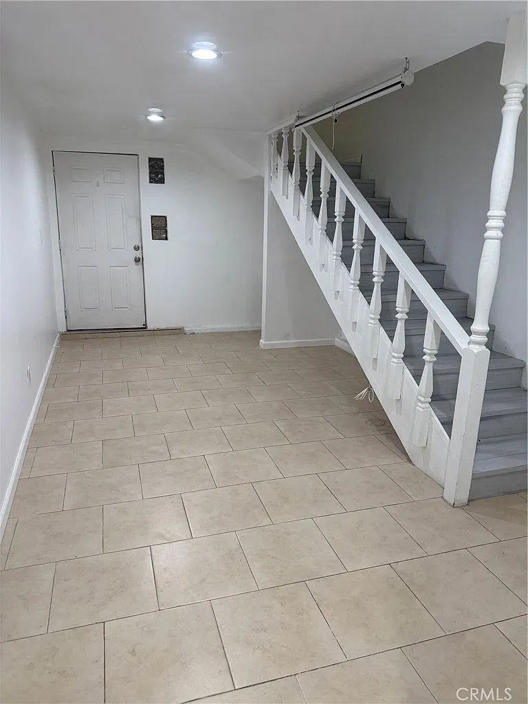 2 bed, 650 sqft, $2,400 — Photo 3