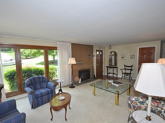 4th image of 275 Oakcrest Ln