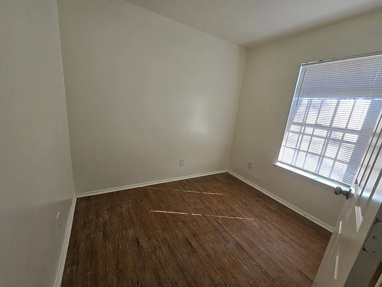 412 Edward St — Photo 8