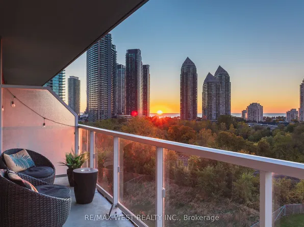 251 Manitoba St #706, Toronto, ON M8Y 0C7