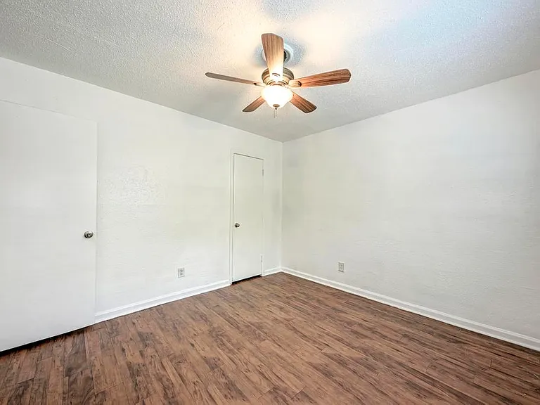 2401 Manor Rd #104 — Photo 19