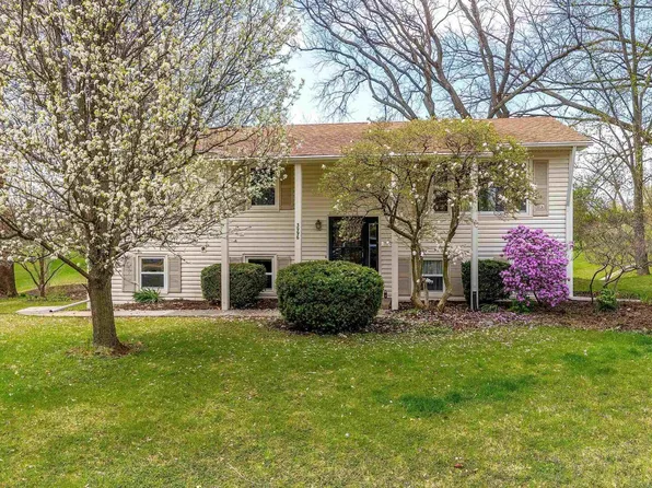 3996 Valley View Dr, Bettendorf, IA 52722
