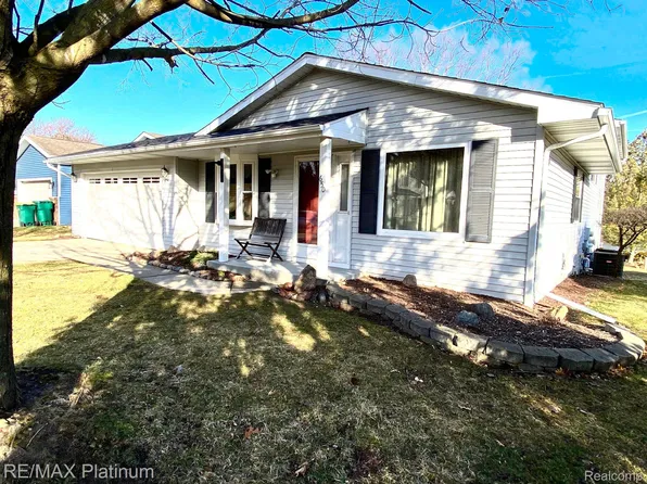 650 Oak Ridge Dr, Brighton, MI 48116