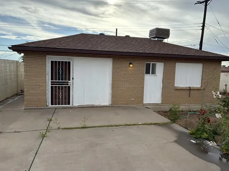2733 Palomas Dr NE — Photo 1