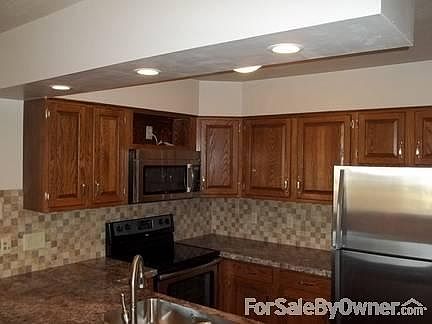 Kitchen
						:
						Recessed lighting.