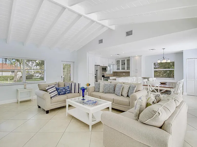 1310 Manor Dr — Photo 5