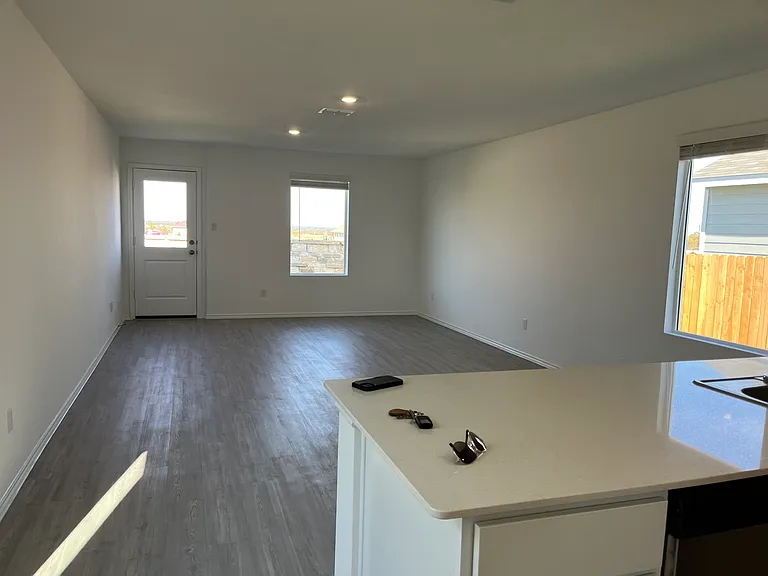 640 Commander Abbott Dr — Photo 4