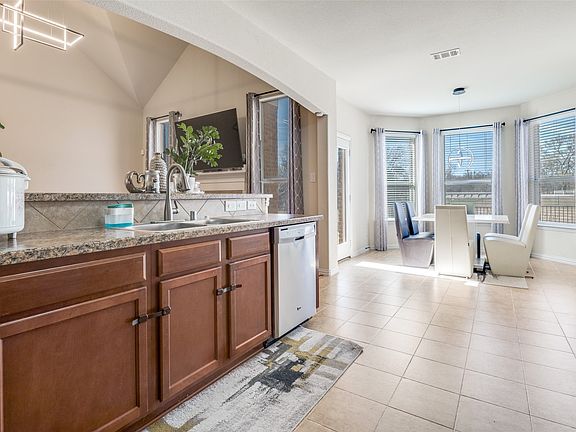 3rd image of 3025 Glenbrook Dr