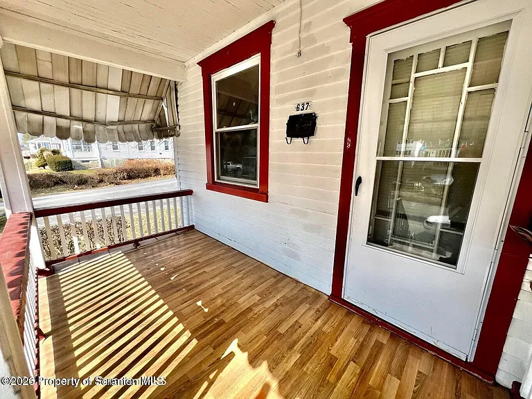 637 E Elm St — Photo 8