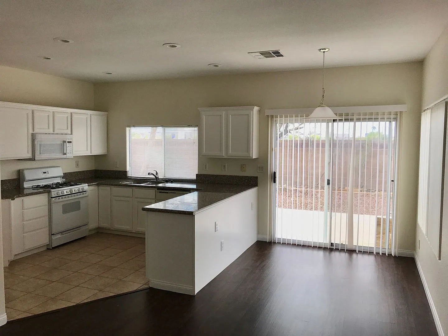 Great Home Centrally Located West Of Strip- No Hoa — Photo 4