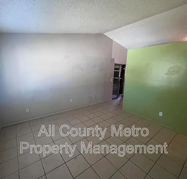 2539 Ridgewood Ave — Photo 3