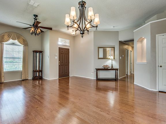 3rd image of 310 Trailwood Dr