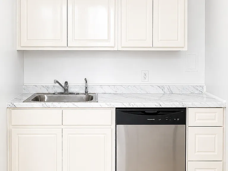 717 W 177th St #5 — Photo 5