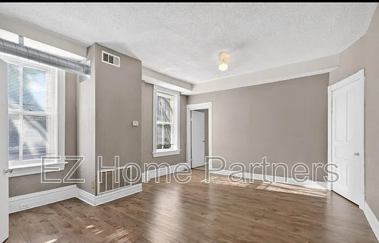 3005 S Compton Ave — Photo 2