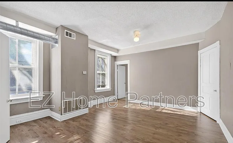 Building Photo - 3005 S Compton Ave