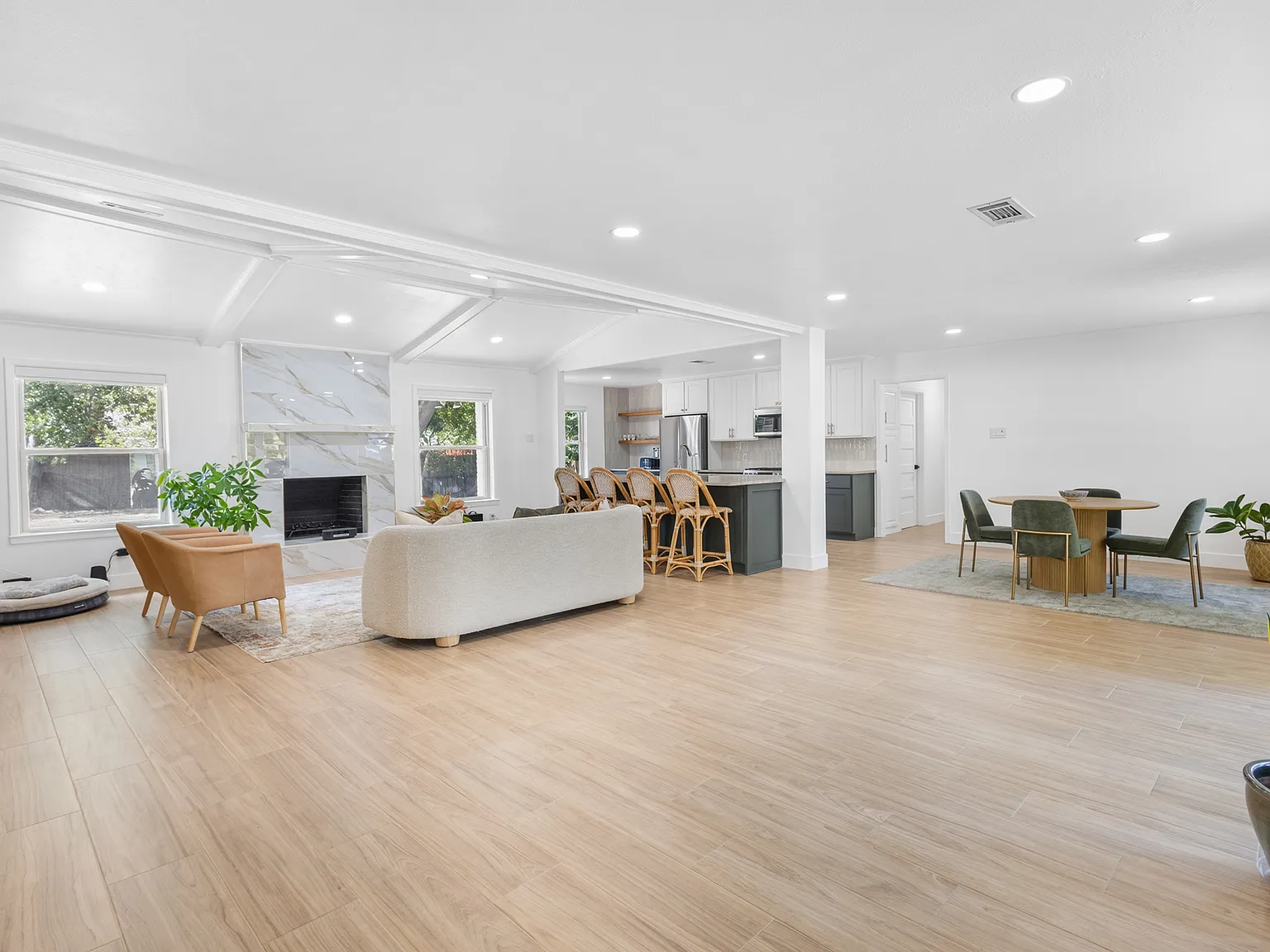 4 bed, 2215 sqft, $6,000 — Photo 3
