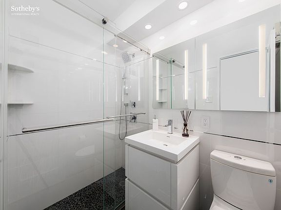 5th image of 404 E 66th St APT 6E