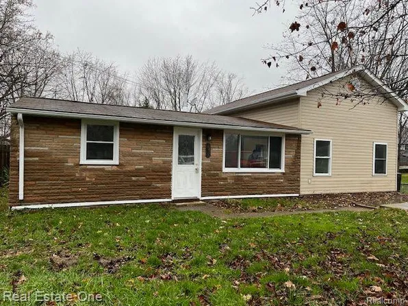 1867 Payson Rd, Walled Lake, MI 48390