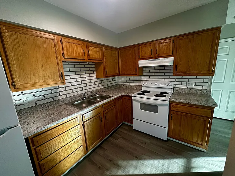 403 N Locust St — Photo 2