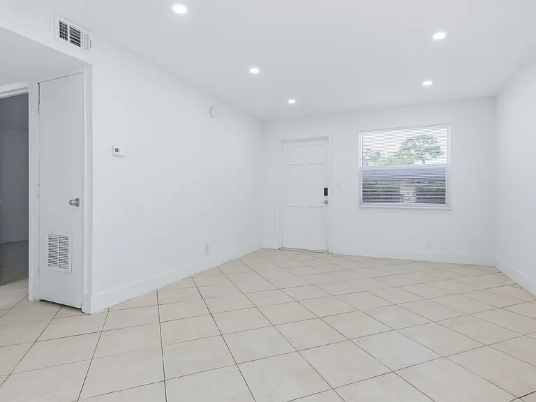 1015 NE 17th Ave — Photo 1