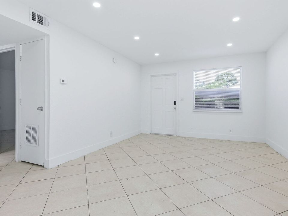 1st image of 1015 NE 17th Ave APT 102