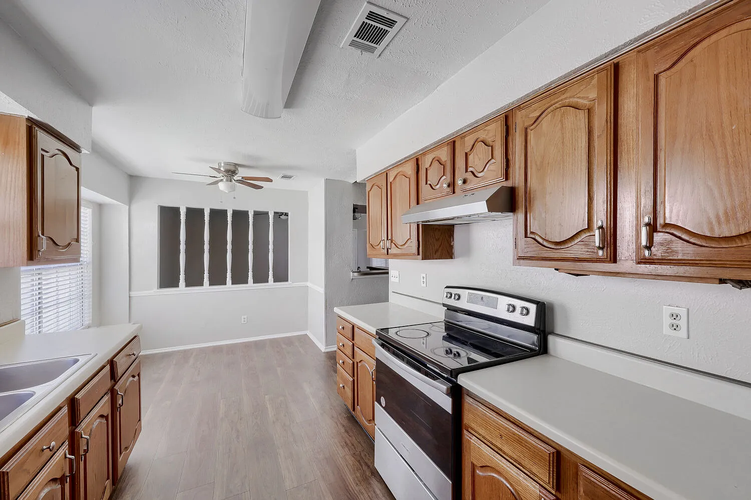 3 bed, 1966 sqft, $2,195 — Photo 2