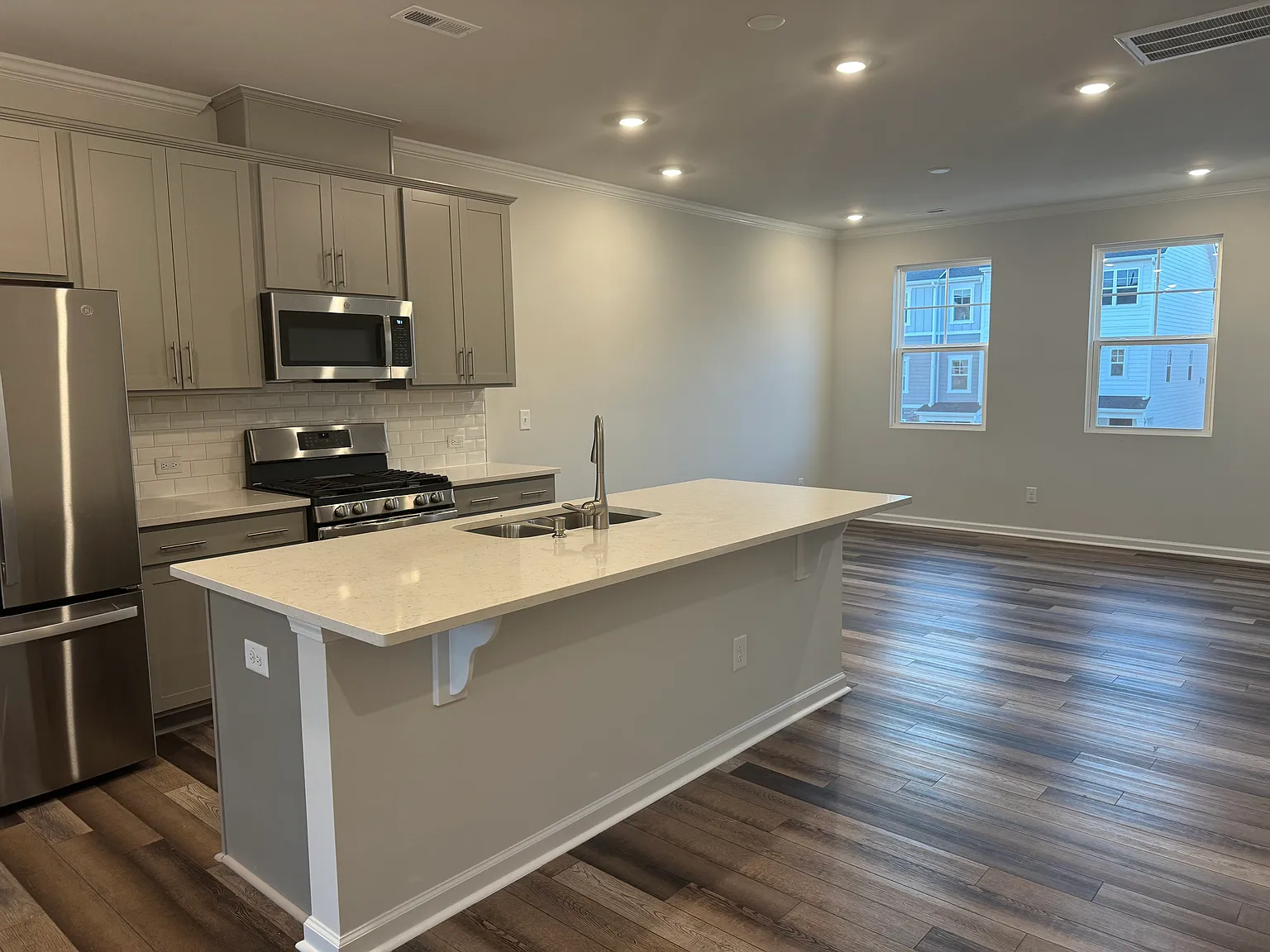 3 bed, 1734 sqft, $2,095 — Photo 1
