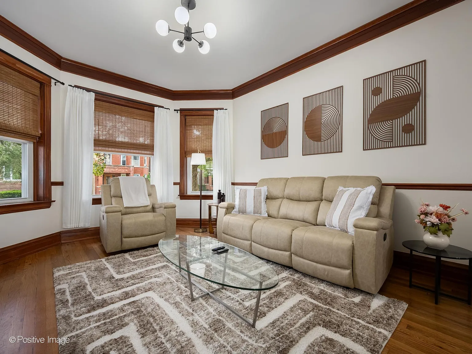 3 bed, 1050 sqft, $4,350 — Photo 1