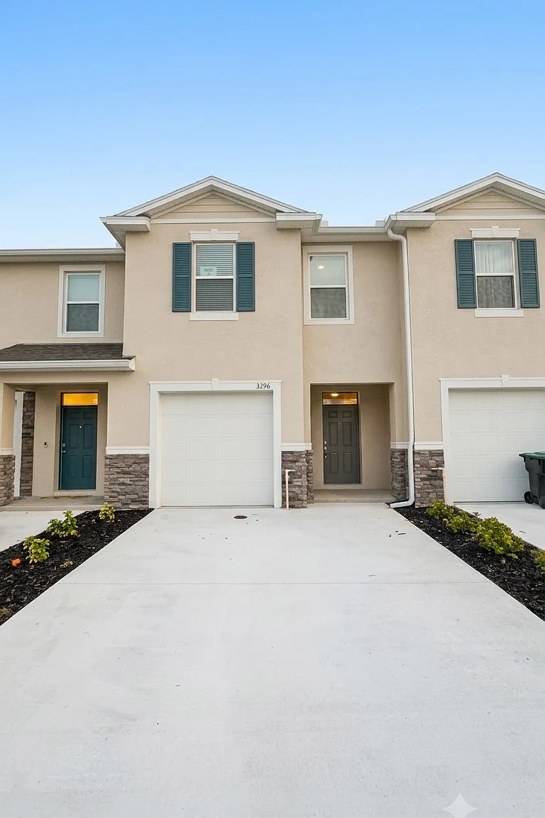 3 bed, 2.5 bath, 1673 sqft, $2,400 — Photo 1