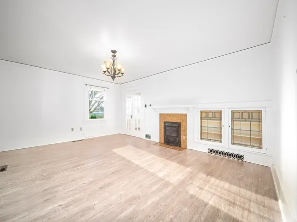 726 10th St, New Westminster, BC V3M 3Z9