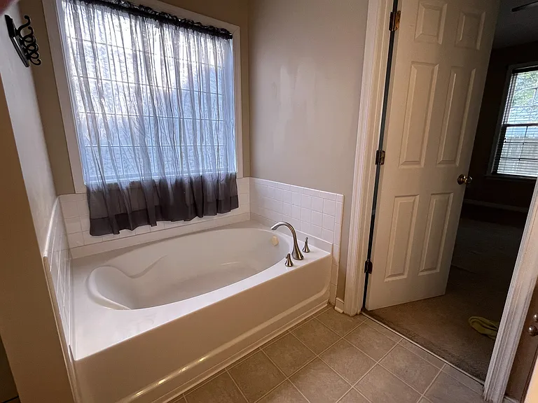 410 Queensbury Ln — Photo 11