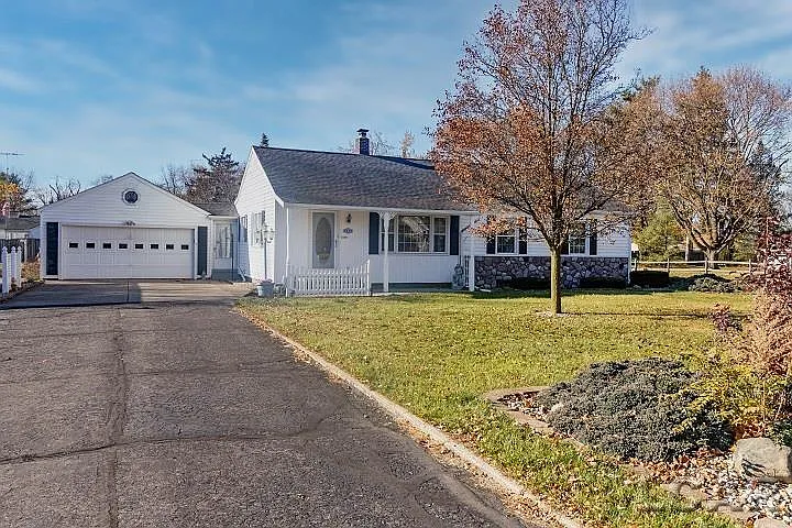 2334 Sunset Ln photo 1