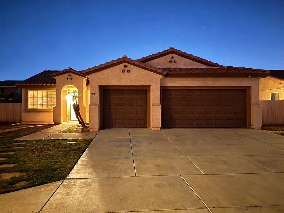 1228 D Hinojosa St