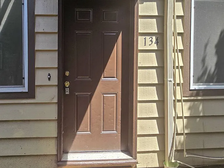 132-168 Sunset Ave N — Photo 2