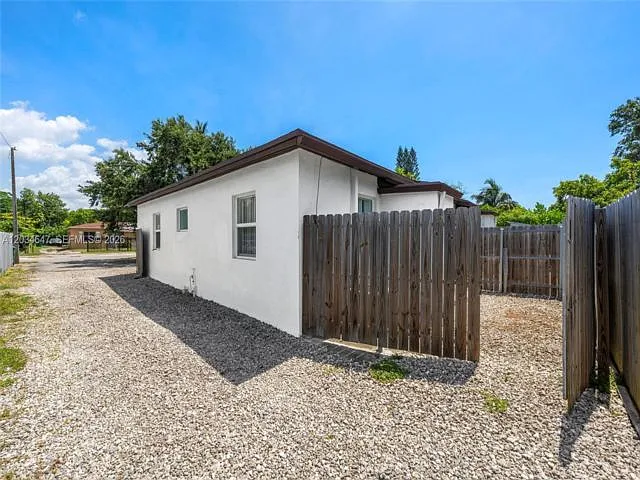 2 bed, 1.0 bath, $2,400 — Photo 4