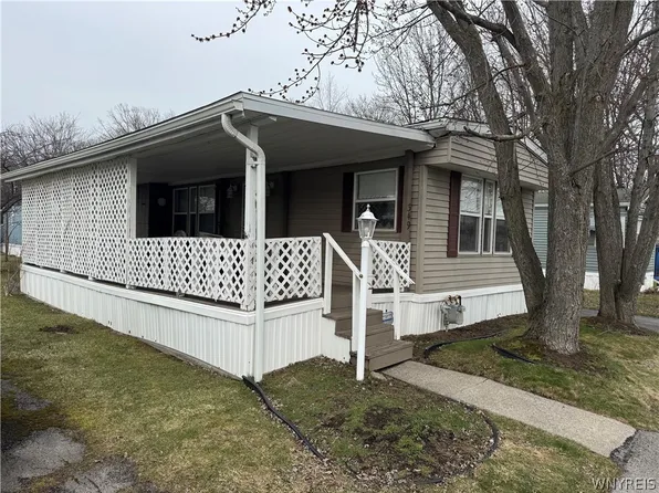 349 Old Beebe Rd, Lockport, NY 14094