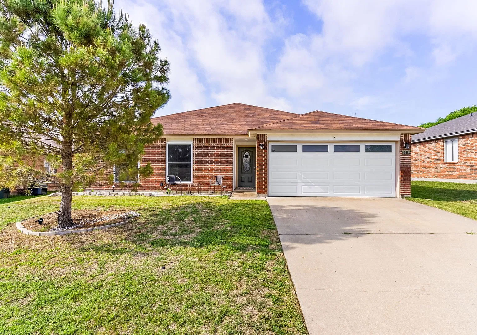 Beautiful home in available June 1st — Photo 1