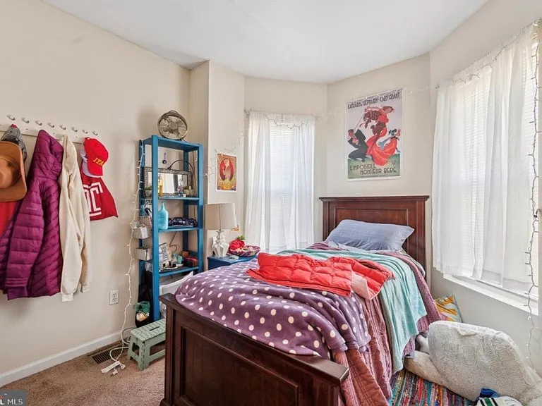 1531 Fontain St — Photo 9