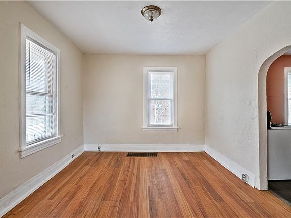 4th image of 1013 Henry St
