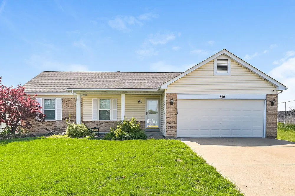 3 bed, 2.0 bath, 1299 sqft, $2,330 — Photo 1
