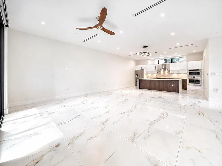 1052 N Victoria Park Rd — Photo 13