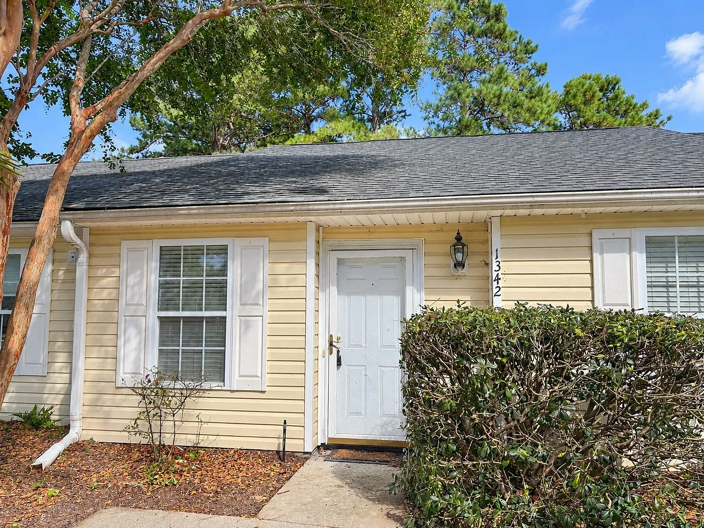 2 bed, 2.0 bath, 1081 sqft, $2,195 — Photo 2