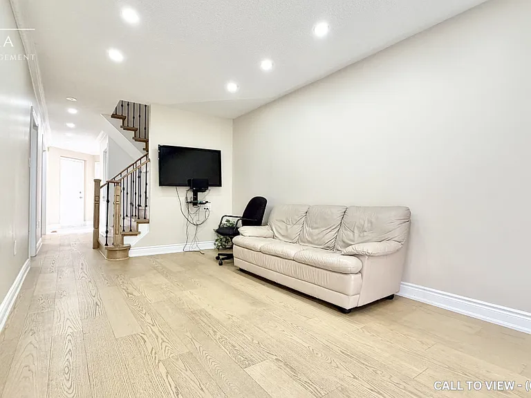 190 Moffatt Ave — Photo 3
