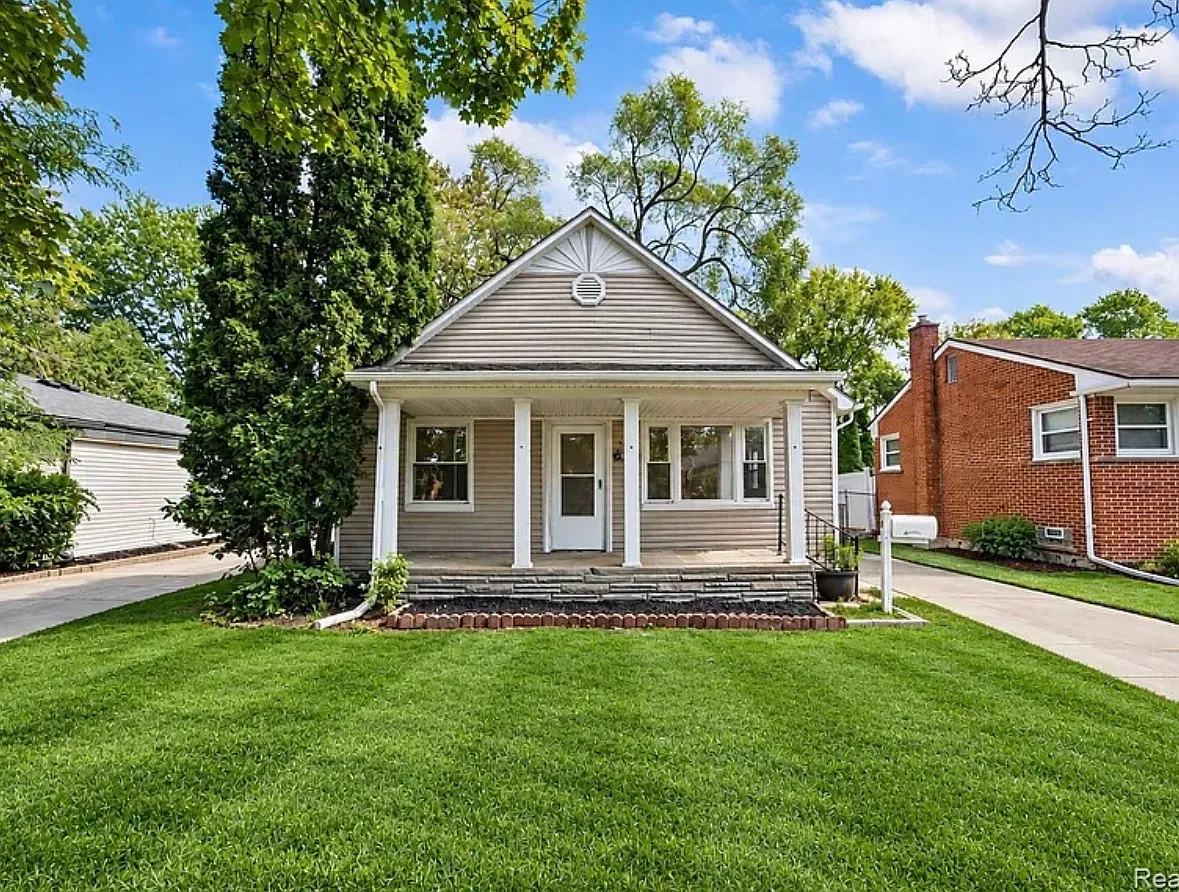 3 bed, 1316 sqft, $1,490 — Photo 1