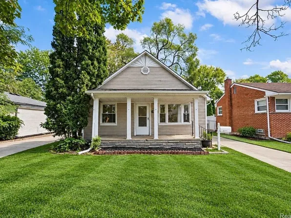 26060 Groveland St, Roseville, MI 48066