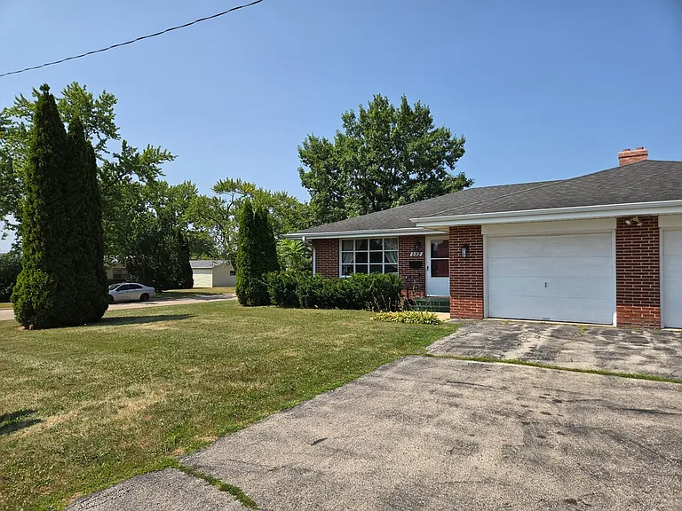 592 Donna Dr — Photo 3